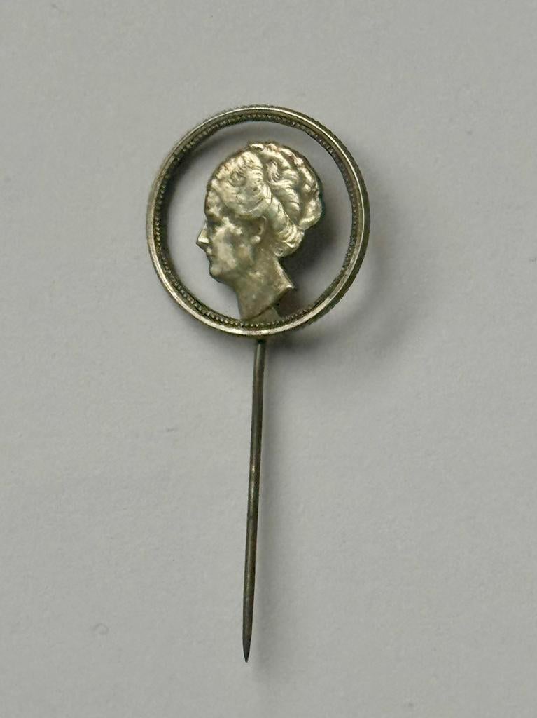 Speld Wilhelmina Stil Verzet 2e WO zilveren dubbeltje, Ophalen of Verzenden, Overige soorten, Nederland, Embleem of Badge
