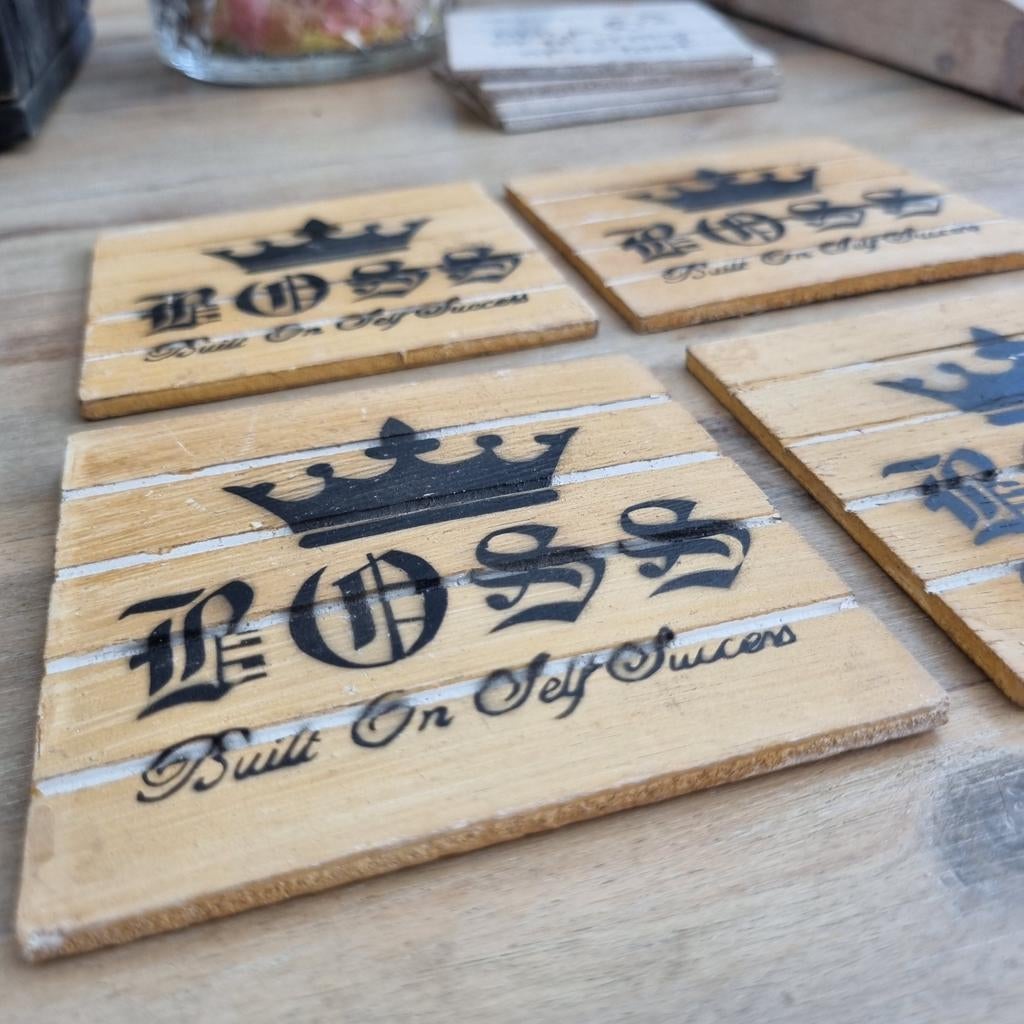 Set van 4 houten onderzetters met 'BOSS' opdruk, Ophalen of Verzenden, Nieuw, Glas of Kopje
