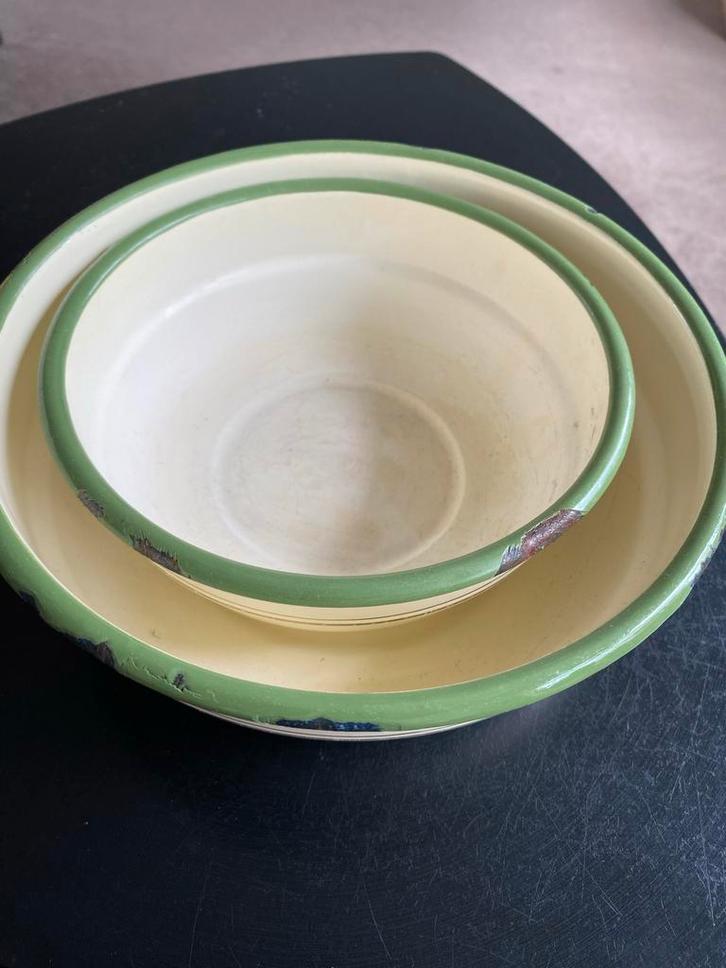 Twee emaille schalen, crème met groene rand vintage antiek, Antiek en Kunst, Antiek | Emaille, Ophalen of Verzenden