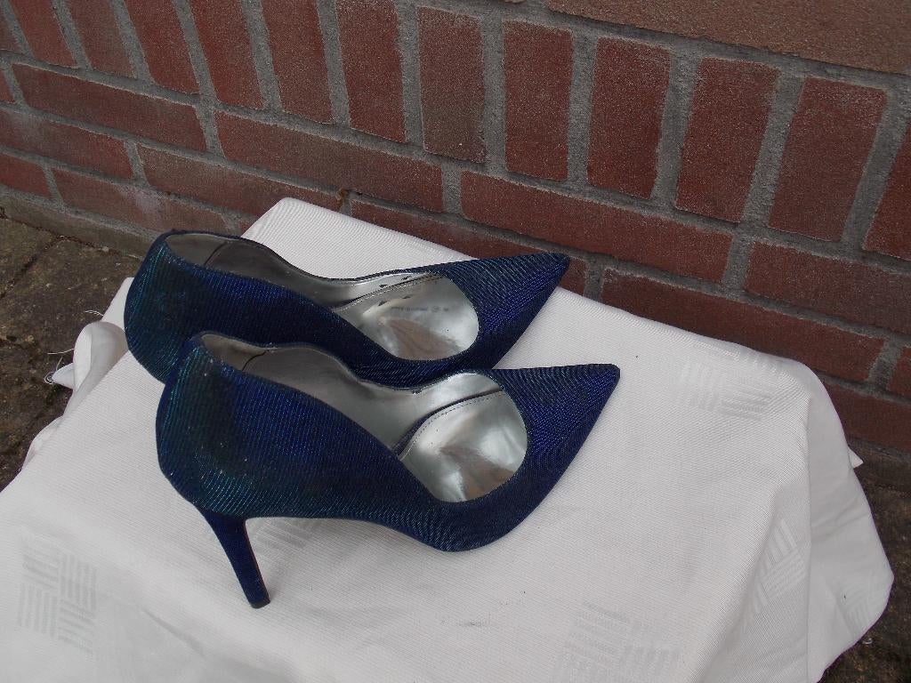 naaldhakken echt mooie kleur maat 39 nieuwstaat, Blauw, Ophalen of Verzenden, Zo goed als nieuw, Schoenen met hoge hakken