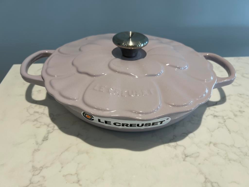 Le Creuset Petal Campagnard 26 cm Shallot nieuw, Huis en Inrichting, Keuken | Potten en Pannen, Gietijzer, Nieuw, Ophalen of Verzenden