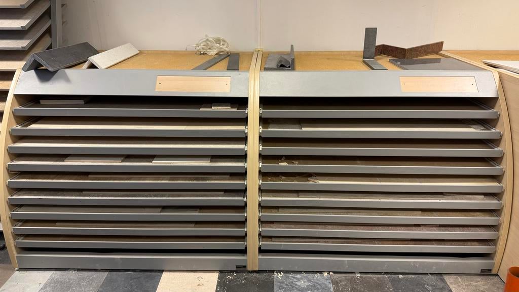 Verschillende showroomkasten zsm weg, Ophalen, Gebruikt