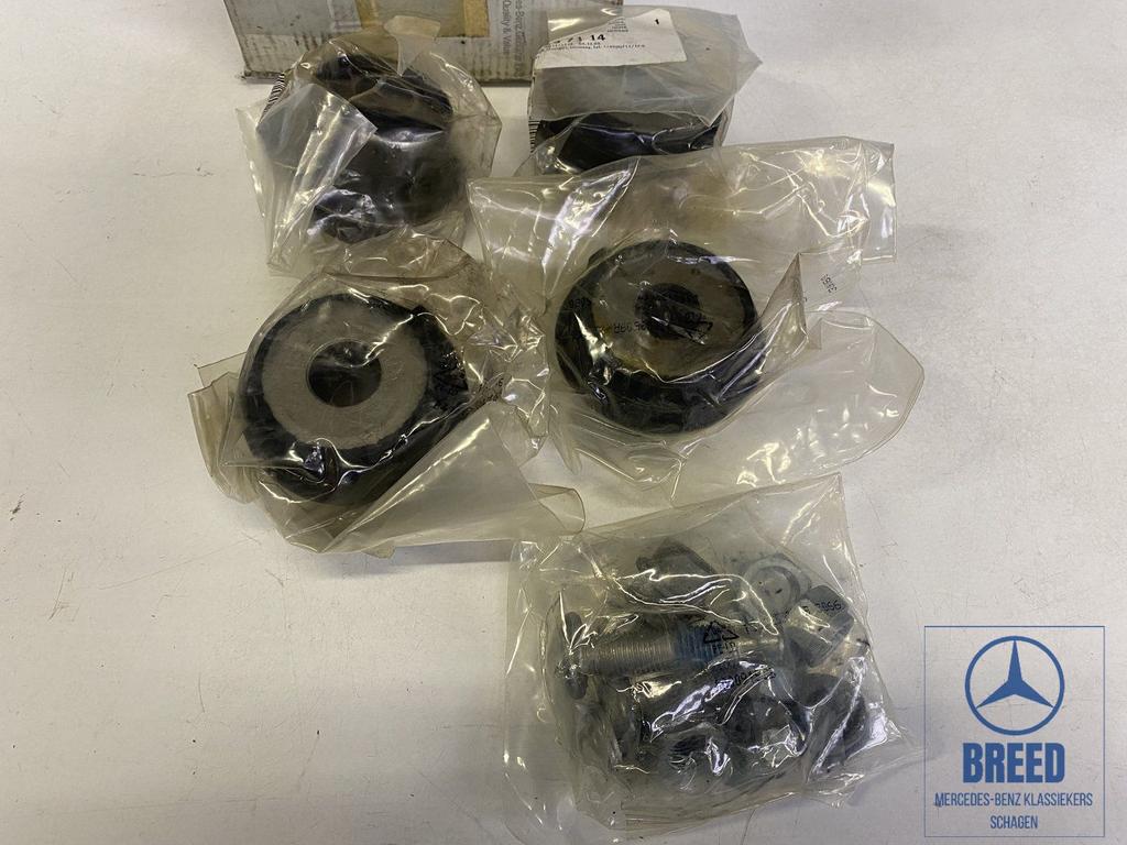 NOS rubberset draagarm voor Mercedes-Benz W210 E50 AMG, -, Nieuw, Ophalen of Verzenden, -