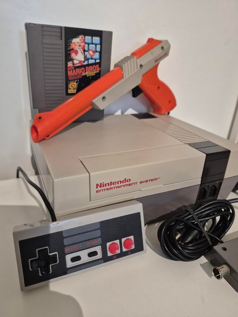 Nintendo Nes met zapper en mario, Ophalen of Verzenden, Zo goed als nieuw, Met 1 controller, Met zapper/pistool
