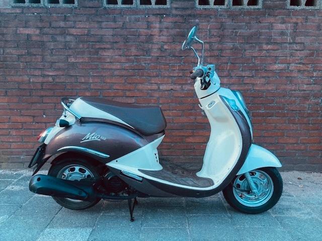 MOOIE ORIGINELE SYM MIO 100CC MOTORSCOOTER 3030KM VAN 1E EIG, Fietsen en Brommers, Scooters | SYM, Zo goed als nieuw, 100 cc, Benzine