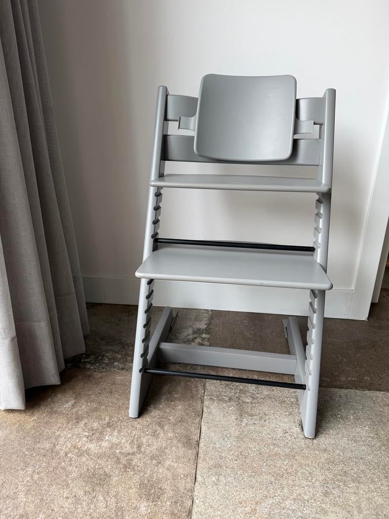 Stokke Tripp Trapp kinderstoel met babyset en kussen, Kinderen en Baby's, Kinderstoelen, Gebruikt, Meegroeistoel, Aanschuifbaar