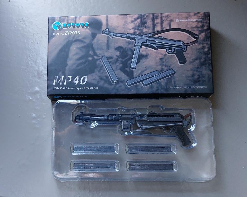 MP40 - 1/6 Schaal, Verzamelen, Militaria | Tweede Wereldoorlog, Ophalen of Verzenden, Landmacht, Duitsland, Miniatuur of Beeldje