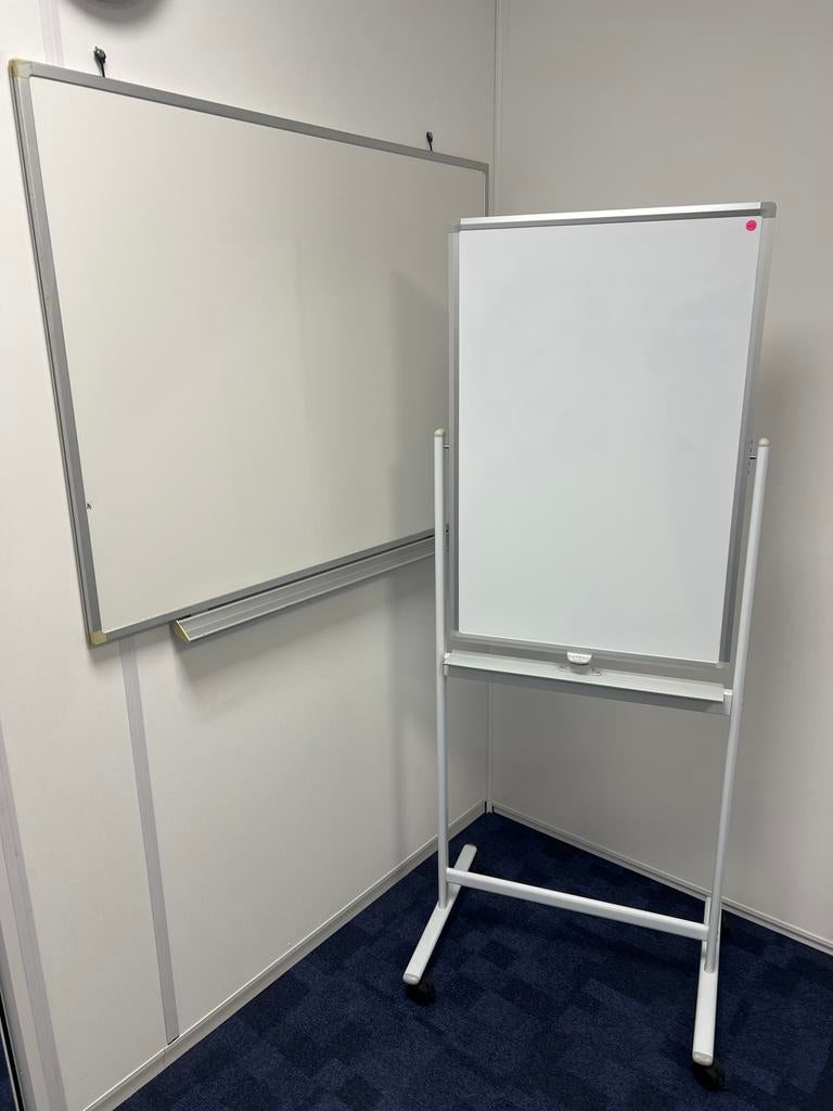 2 x Whiteboard 1 vast 1 op wielen, Diversen, Schoolborden, Ophalen of Verzenden, Gebruikt, Whiteboard
