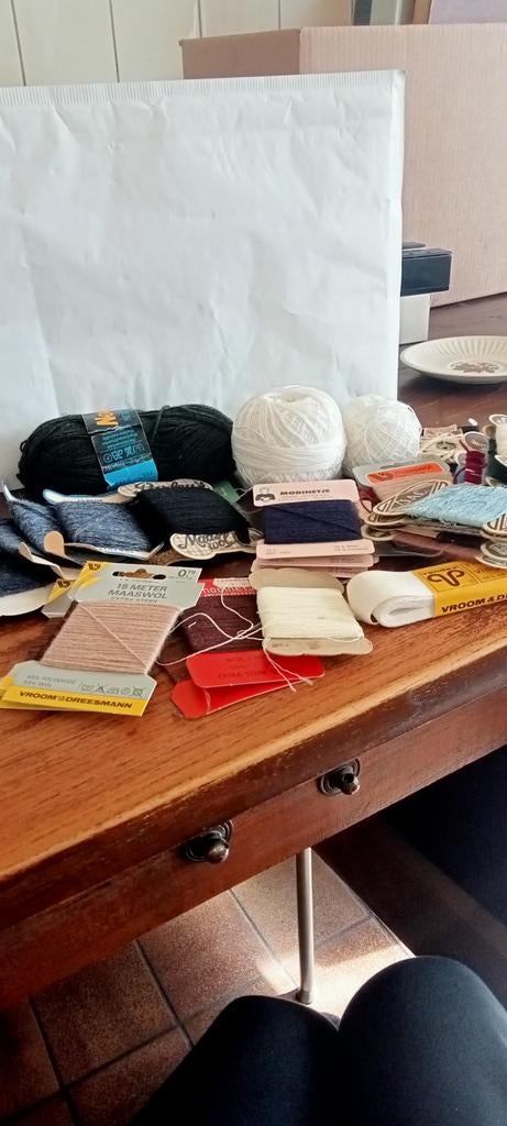 Diverse wolkaartjes, haakgaren en een knot wol, Ophalen of Verzenden, Nieuw, Breien of Haken, Wol of Garen