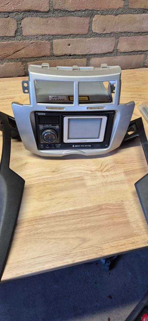 Originele TomTom autoradio Toyota Yaris 2008-2011 met frame, Auto diversen, Autoradio's, Ophalen of Verzenden, Gebruikt