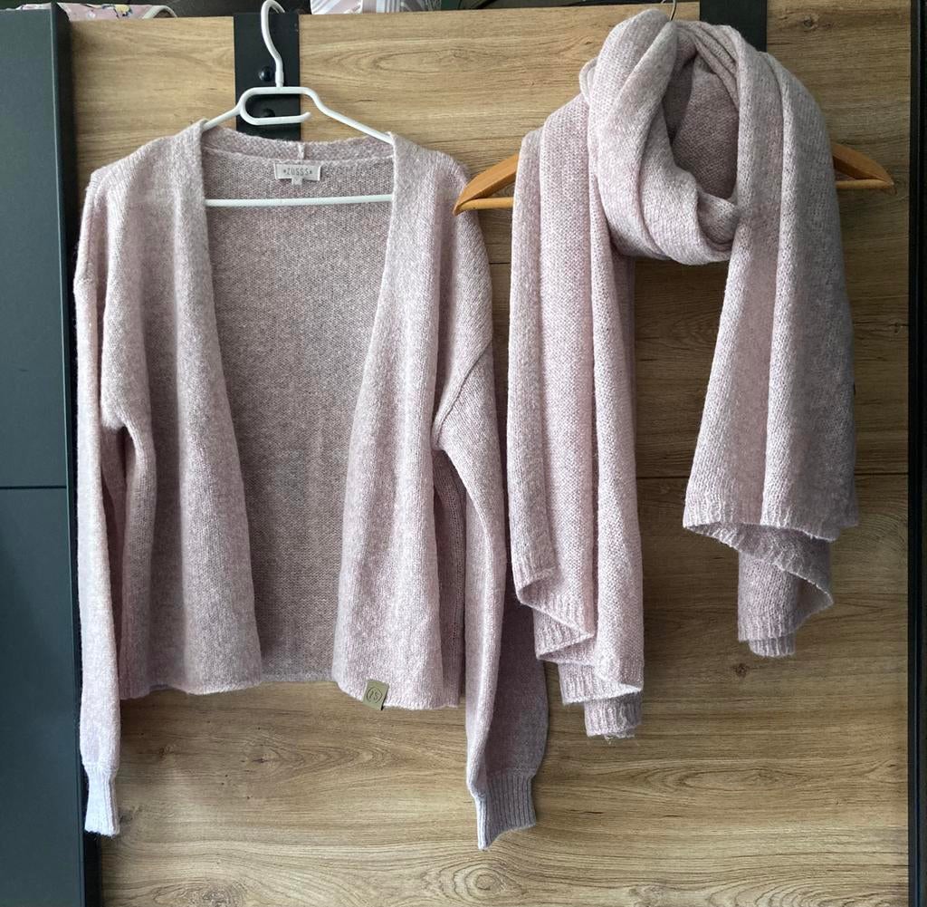 Nieuwe Zusss set vest L & sjaal roze, Ophalen of Verzenden, Nieuw, Maat 42/44 (L), Roze