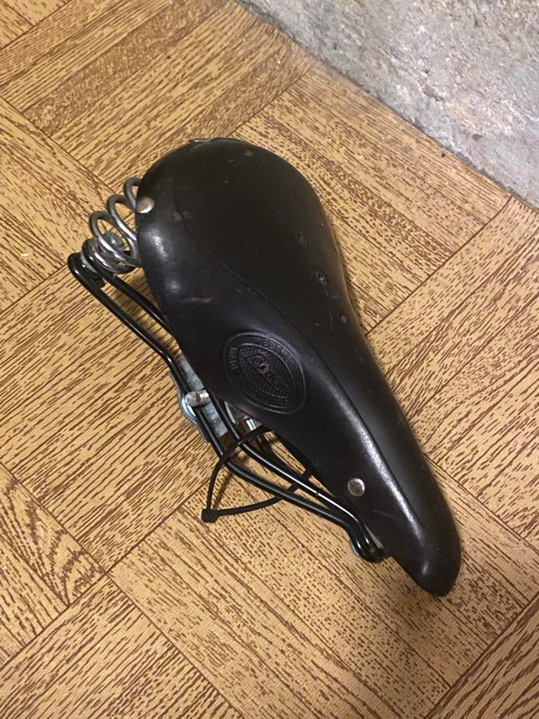 Vintage Lepper zadel, zwart leer, goed onderhouden, Fietsen en Brommers, Fietsonderdelen, Ophalen of Verzenden, Gebruikt, Oldtimer