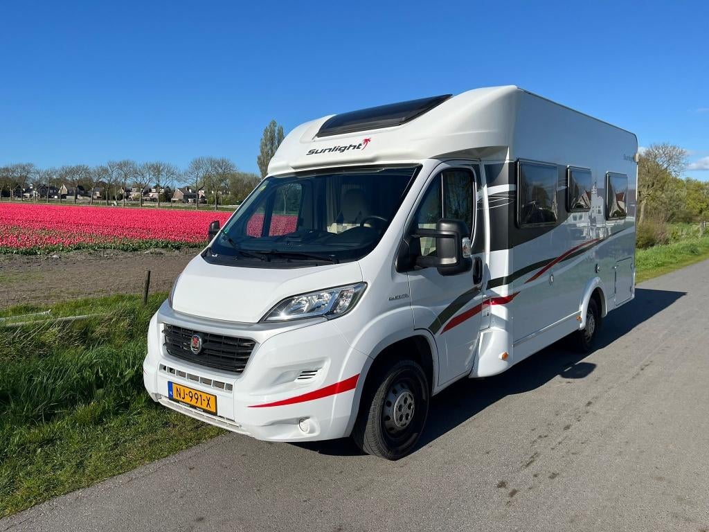 Sunlight T64 2016 | Hefbed | Frans bed | Camper 4 p | Ducato, Chemisch toilet, Ringverwarming, Fiat, 6 tot 7 meter
