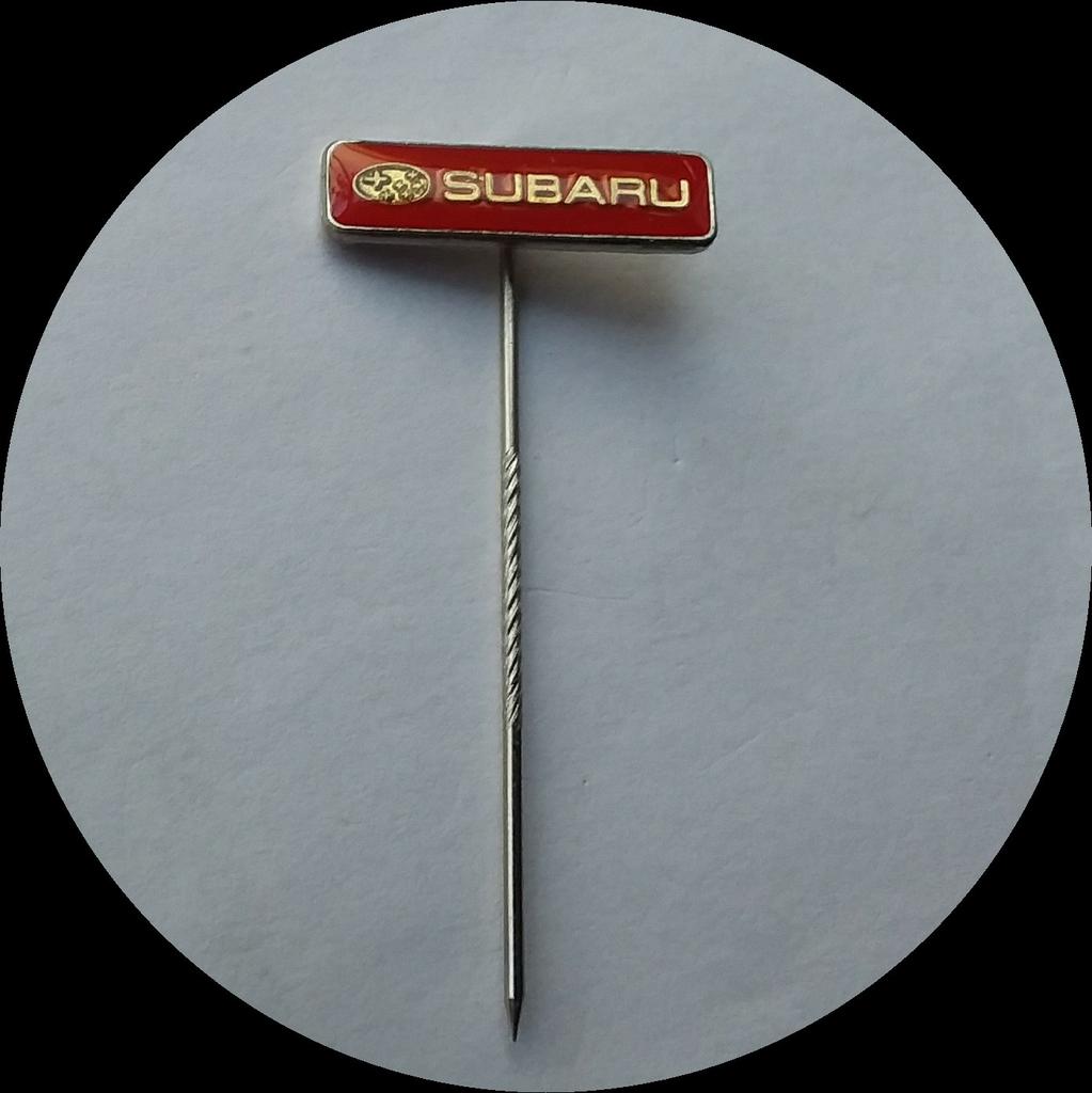 SUBARU pin, rood met grijs logo, Ophalen of Verzenden, Zo goed als nieuw, Transport, Speldje of Pin