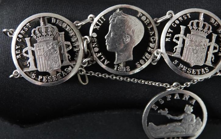 Zware armband, 5 uitgezaagde antieke zilveren munten Spanje, Sieraden, Tassen en Uiterlijk, Antieke sieraden, Armband, Zilver