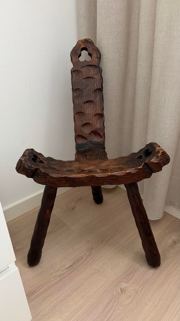 Houten stoel met bewerkte rugleuning, Ophalen