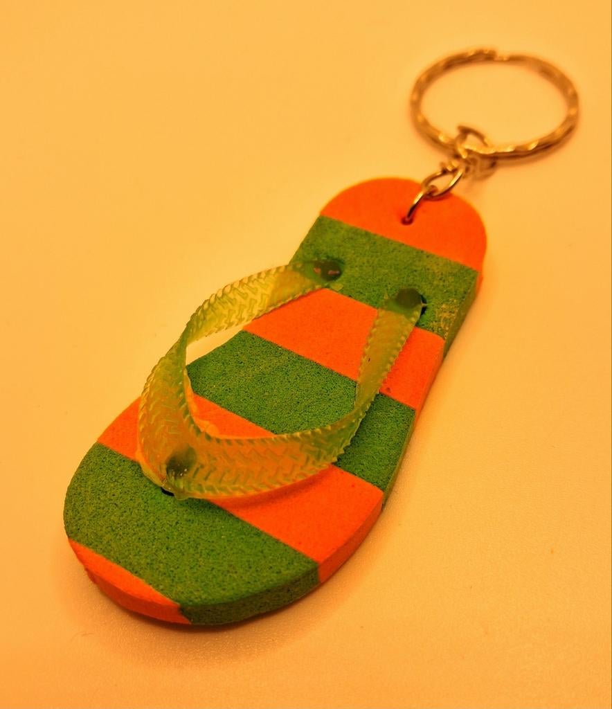 Sleutelhanger teenslipper groen oranje, Verzamelen, Sleutelhangers, Ophalen of Verzenden