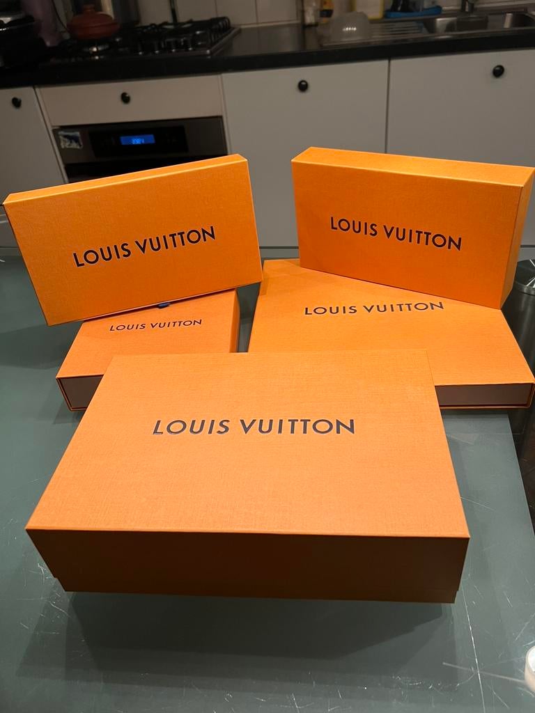 Brand new authentic LOUIS VUITTON boxes with lints, Ophalen of Verzenden, Nieuw, Geel