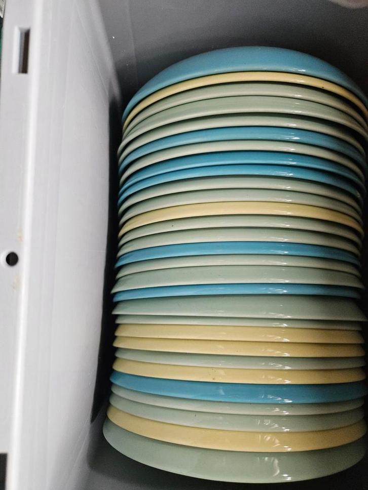 IKEA borden 23cm - 60 stuks van diverse kleuren, Huis en Inrichting, Keuken | Servies, Gebruikt, Bord(en), Effen, Keramiek, Ophalen of Verzenden