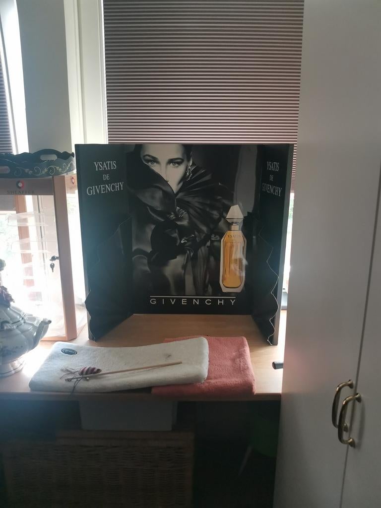 Ysatis de Givenchy display, Sieraden, Tassen en Uiterlijk, Uiterlijk | Parfum, Ophalen of Verzenden