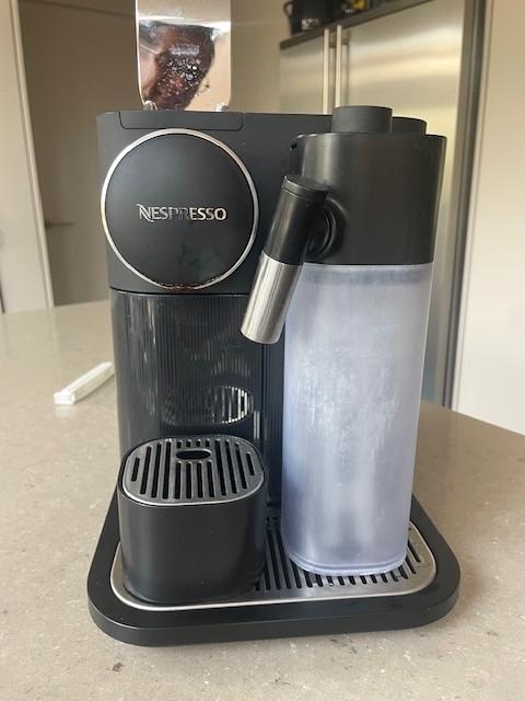 DeLonghi nespresso met melkopschuimer voor handige klusser, Witgoed en Apparatuur, Koffiezetapparaten, Ophalen, Gebruikt, Koffiemachine