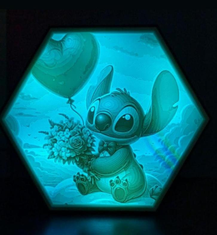 Stitch hexagon multi-color led lamp, Verzamelen, Disney, Nieuw, Overige typen, Overige figuren, Ophalen of Verzenden