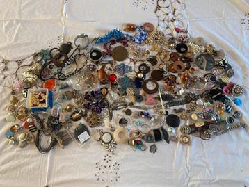 Oude sierraden enzovoorts (gereserveerd) beschikbaar voor biedingen