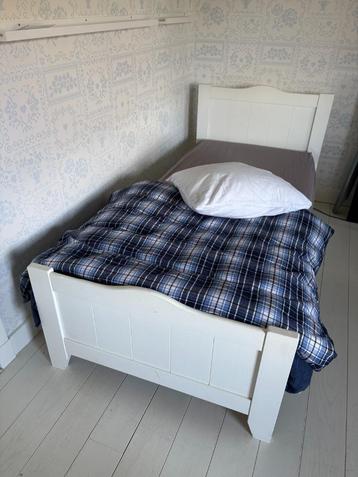 Bed hout wit beschikbaar voor biedingen