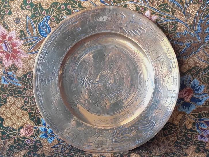 Mooi antiek Chinees bord van bewerkt koper met draken 25 cm., Antiek en Kunst, Kunst | Niet-Westerse kunst, Ophalen of Verzenden