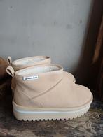 Tommy Hilfiger Uggs Creme Maat 39, Kleding | Dames, Beige, Ophalen of Verzenden, Zo goed als nieuw, Pantoffels of Sloffen