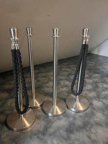 4 RVS Afzetpaaltjes met Zwarte Koorden - Nette Staat beschikbaar voor biedingen