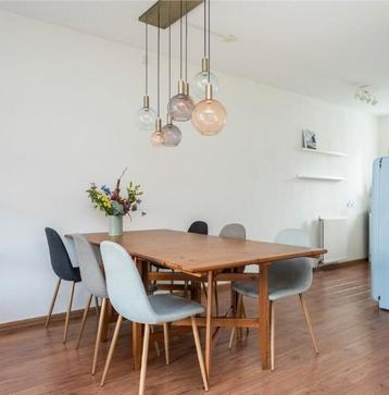 Gratis eettafel en stoelen beschikbaar voor biedingen