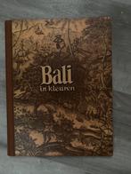 Bali in kleuren ~ Insulinde ~ Ned. Indië~ Indonesië, Gelezen, Ophalen of Verzenden, Piet Bakker, Plaatjesalbum