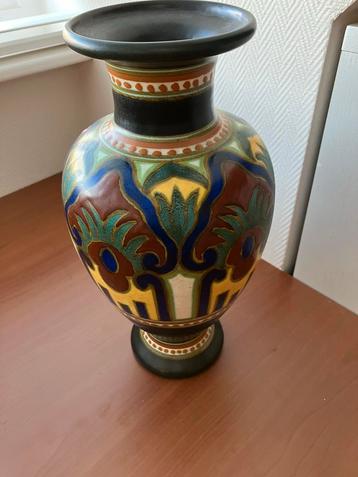 Antieke Vaas met Kleurrijk Decor beschikbaar voor biedingen