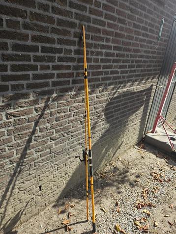 Mooie complete karperhengel met molen en lijn beschikbaar voor biedingen