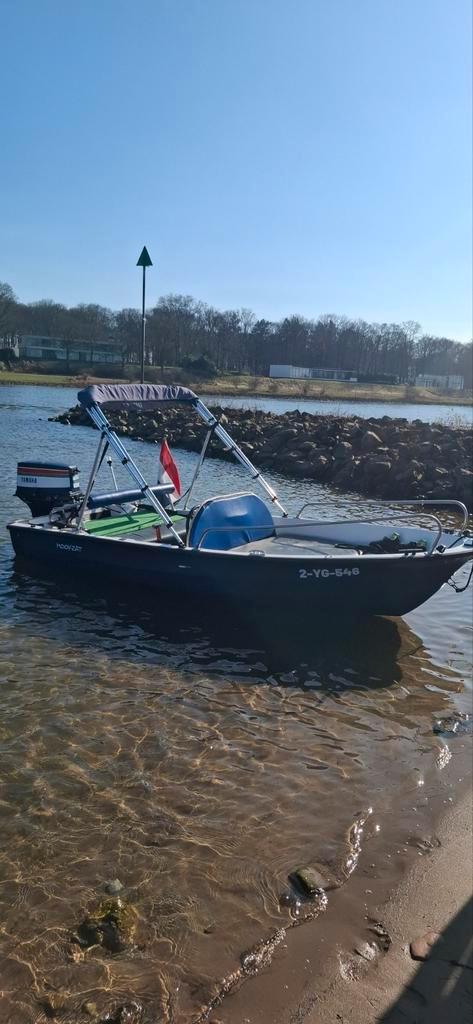 Boot met ligdek 40PK en trailer VAARKLAAR, Watersport en Boten, Speedboten, 3 tot 6 meter, Benzine, Minder dan 70 pk, Polyester