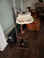 Te koop oude lamp met tafel en krantenbak, Gebruikt, Ophalen
