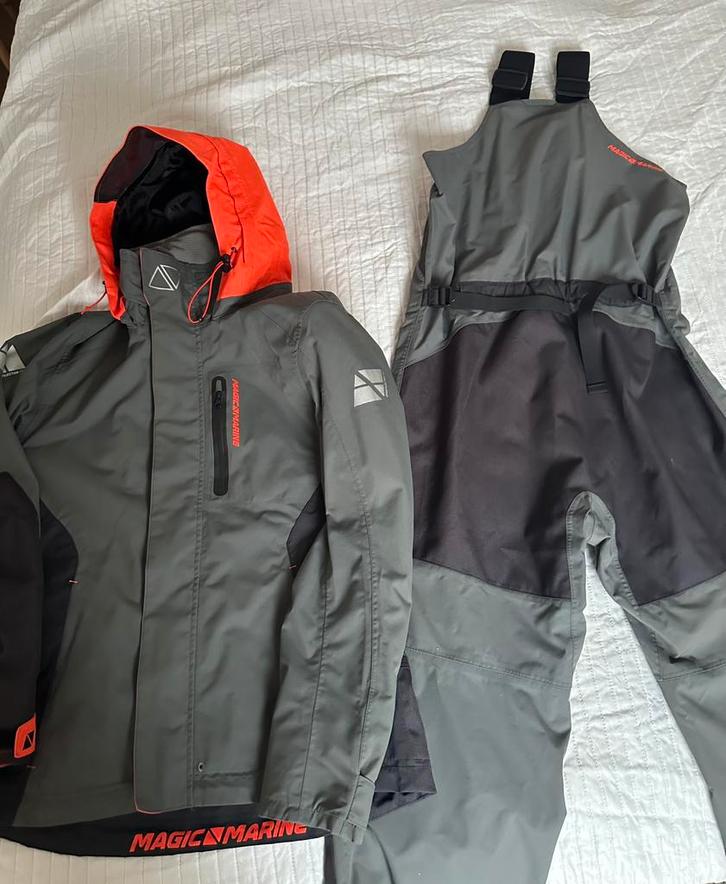 Prachtig Magic Marine zeilpak – Jas (M) & Broek (S), Watersport en Boten, Watersportkleding, Zo goed als nieuw, Zeilpak, Ophalen of Verzenden