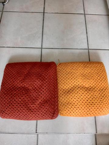 Kussens gehaakt. 35x35x5 cm. Geel en Rood. 2 kussens. beschikbaar voor biedingen