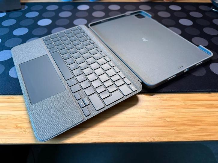 Logi Combo Touch iPad Pro 11" (1-4 gen) - QWERTY, Computers en Software, Tablet-hoezen, Gebruikt, Bescherming voor- en achterkant