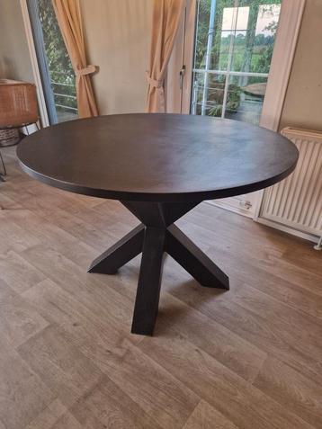 Eettafel rond zwart hout met stalen poten beschikbaar voor biedingen