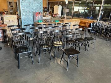 19 Scandinavische Spijlenstoelen kleur Zwart beschikbaar voor biedingen