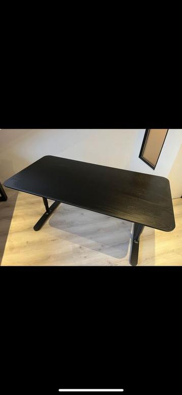 Zwart Ikea bureau te koop beschikbaar voor biedingen