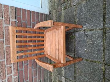 Houten kinderstoel geschikt voor binnen en buiten.  beschikbaar voor biedingen