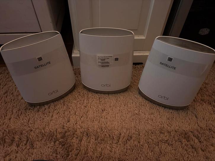 Orbi WiFi 6 AX4200 Set van 3 + Beugels, Computers en Software, Routers en Modems, Gebruikt, Router, Ophalen of Verzenden