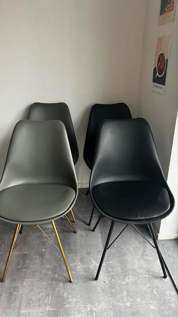 Grijze en zwarte kuipstoelen