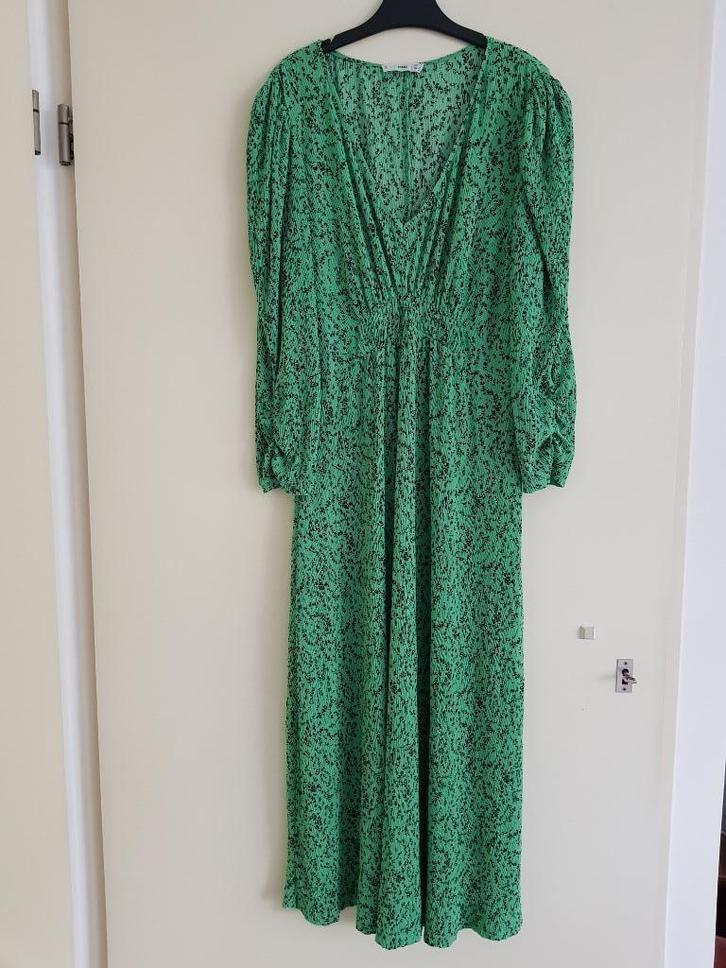 Lange jurk met driekwart mouwen -- maat L -- merk MNG, Kleding | Dames, Jurken, Zo goed als nieuw, Maat 38/40 (M), Groen, Onder de knie