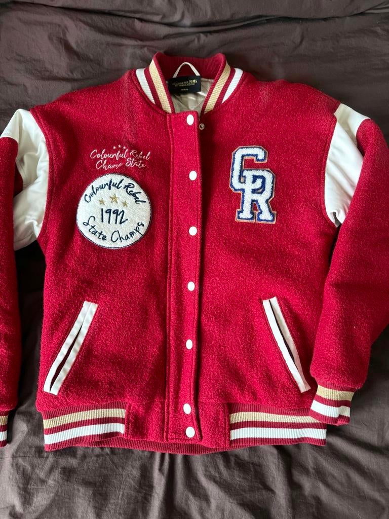 Colourful Rebel varsity jacket rood maat m, Kleding | Dames, Jassen | Winter, Zo goed als nieuw, Maat 38/40 (M), Rood, Ophalen of Verzenden