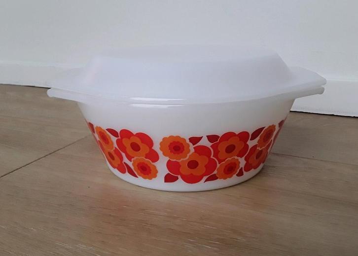 Vintage dekschaal Arcopal Lotus serie oranje rood, glas, Huis en Inrichting, Keuken | Servies, Zo goed als nieuw, Schaal of Schalen