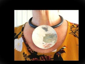 Bijzonder Elegante Rubberen Ketting met 8 cm Zilveren Hanger beschikbaar voor biedingen